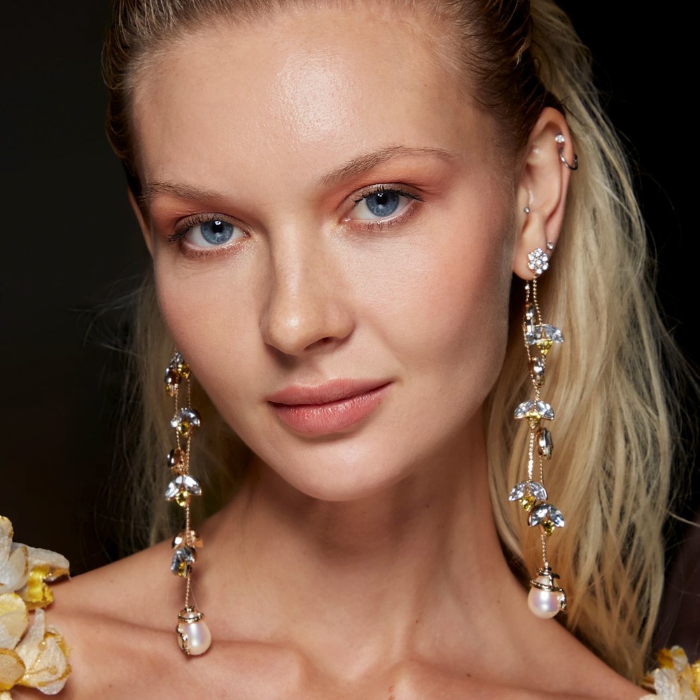 رسمات الظلال المات والمشمشي من دار Badgley Mischka