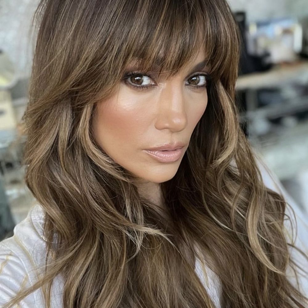 طريقة تطبيق مكياج ناعم للنادي الرياضي بأسلوب جينيفر لوبيز - الصورة من حسابها على انستغرام