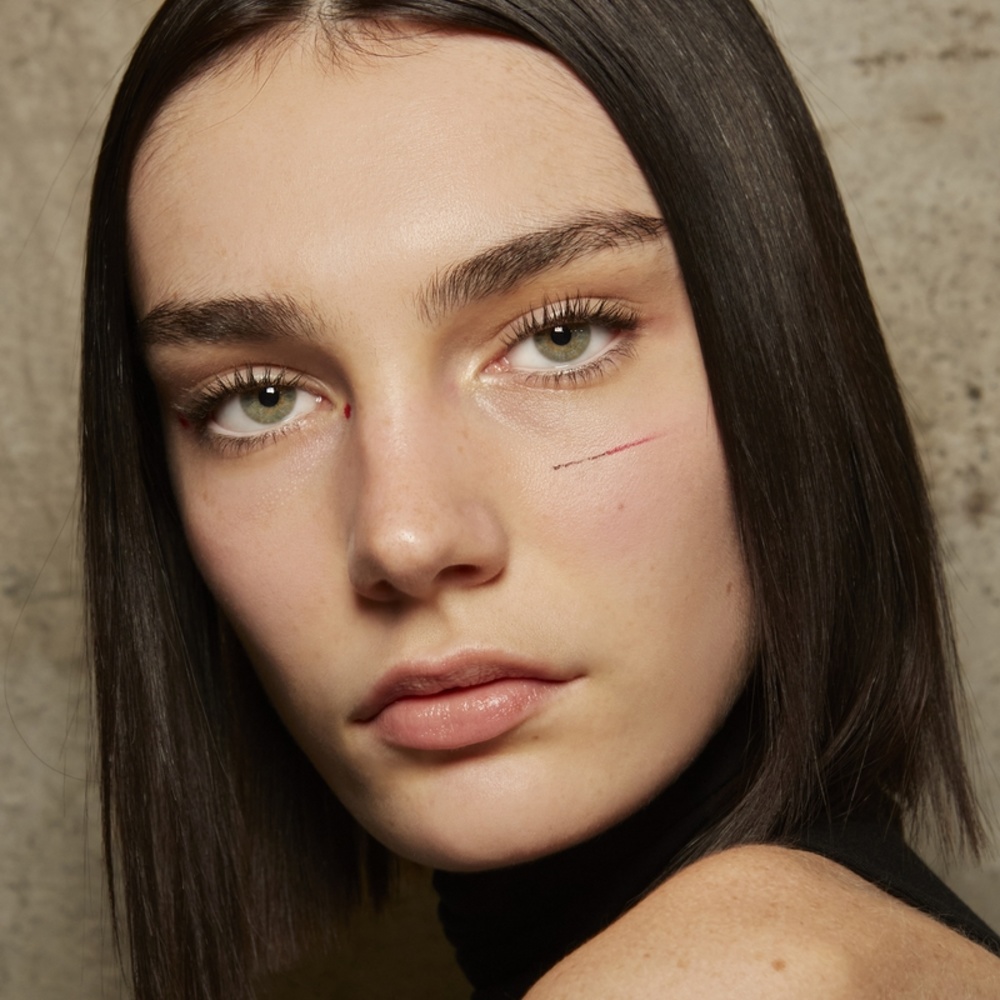 كيف تحولين حواجبك الرقيقة إلى لوحة فنية كثيفة