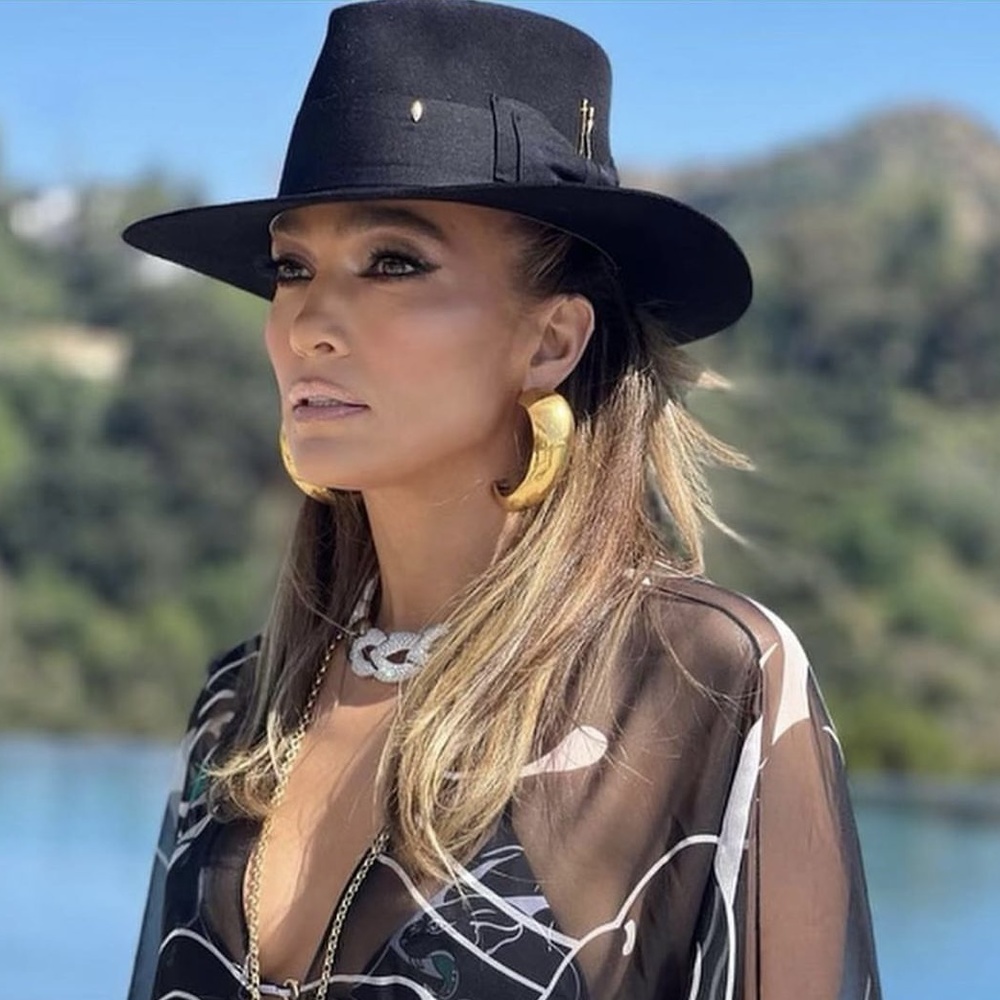 أساليب مختلفة لرسم العين بالآيلاينر في رحلات السفر من وحي النجمات العالميات