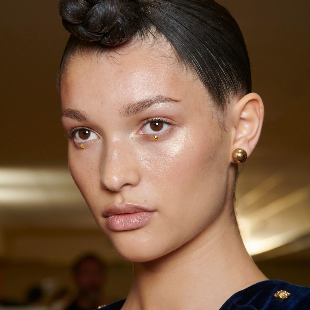 كيفية الحصول على بشرة صحية ومشرقة في يوم المرأة الإماراتية