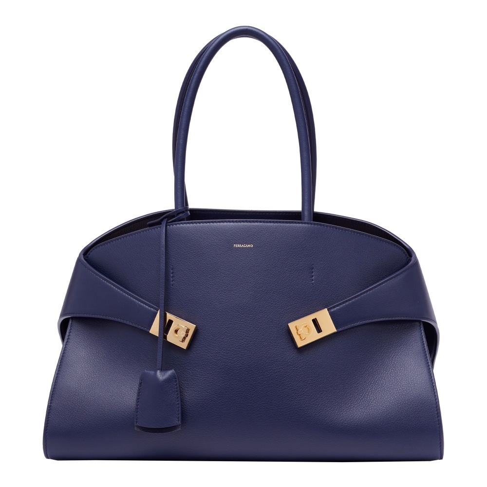 من Ferragamo .. حقيبة The Hug موسم خريف وشتاء 2023