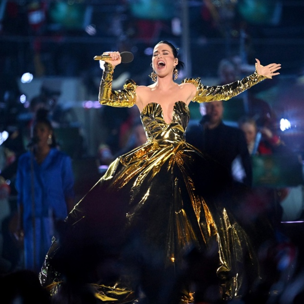 الفساتين ذات القماش المجعد تبرز جمال وأناقة عاشقات الموضة في الفعاليات المختلفة..صيحات مبتكرة وألوان صاخبة