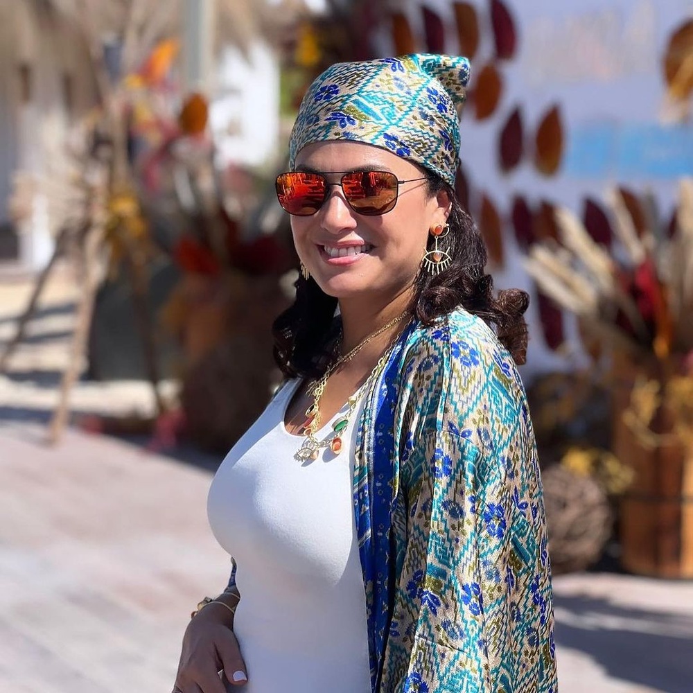 إطلالات جمالية صيفية مع صيحة الفولار على طريقة النجمات..اتبعي طريقتهن