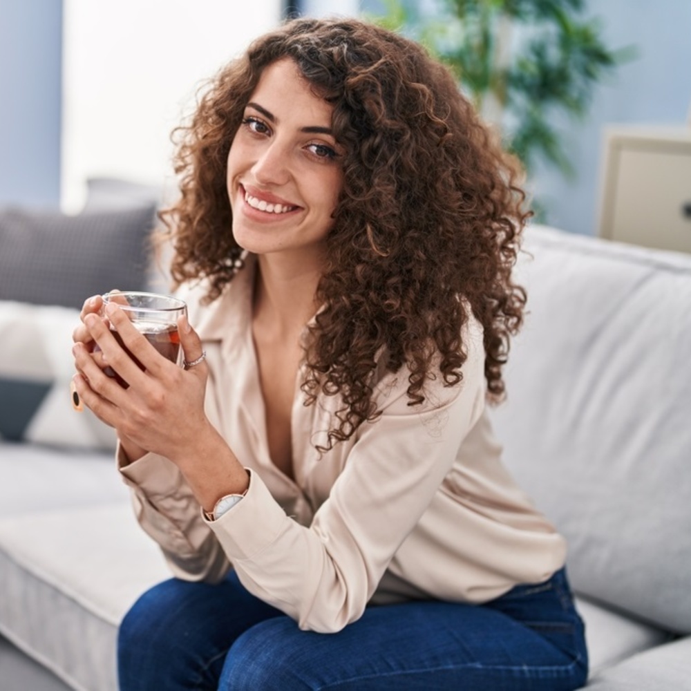 تعزيز صحة وجمال المرأة أحد فوائد القرفة الرائعة كما أن تناولها لا يرتبط بموسم معين