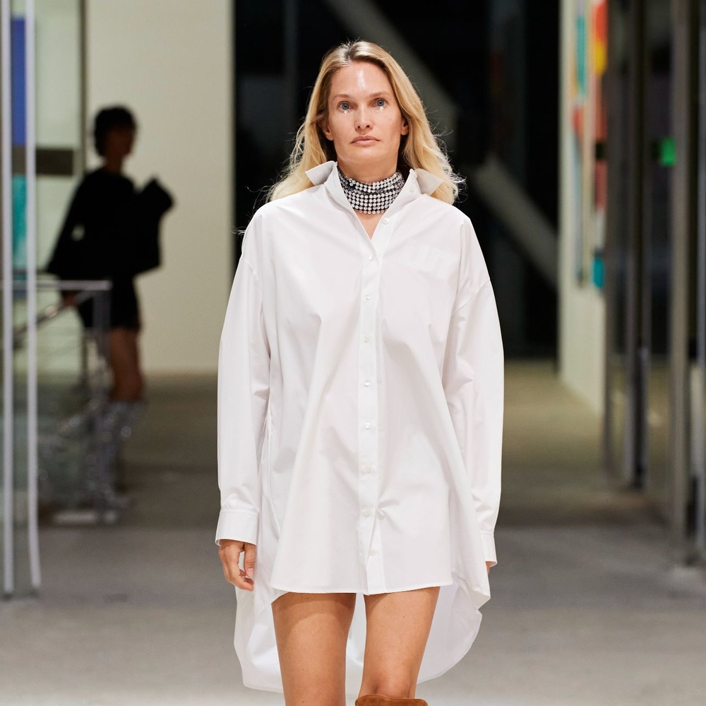 القميص الطويل.. موضة أساسية فى خزانتك بصيف 2023