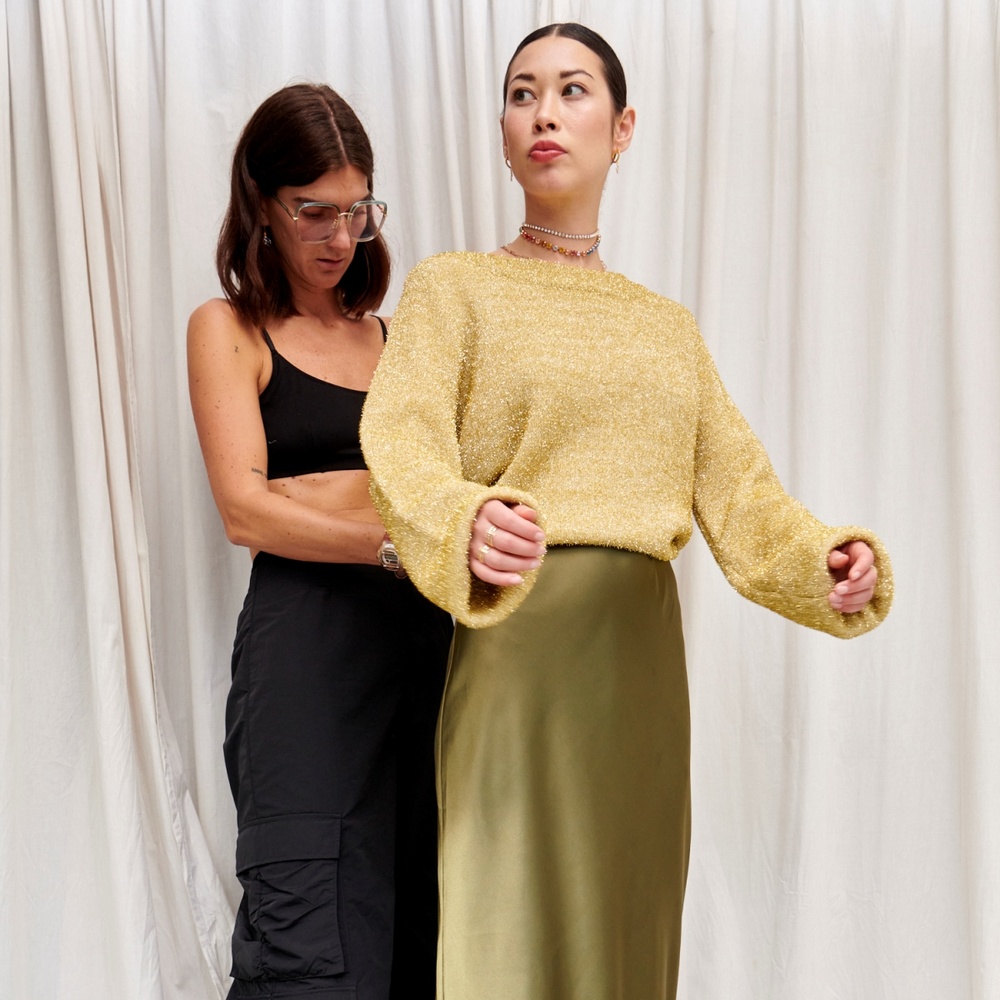 نصائح المصممة Lucy Aylen مؤسسة "Never Fully Dressed" عبر "هي" لإطلالات مثالية في الصيف خصوصًا أثناء السفر 