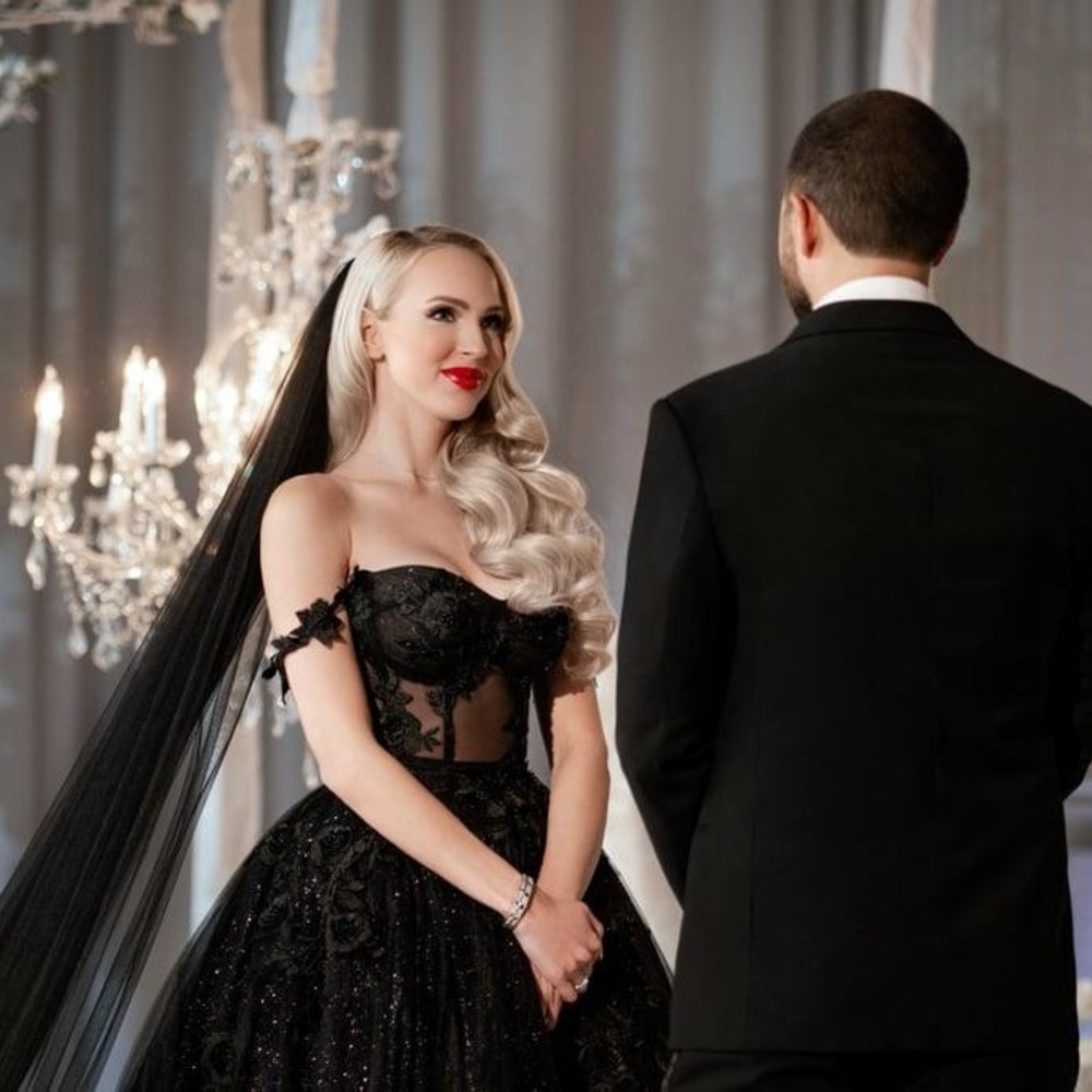  أشهر النجمات اللواتي تكللن بالأسود في يومهن الأبيض !