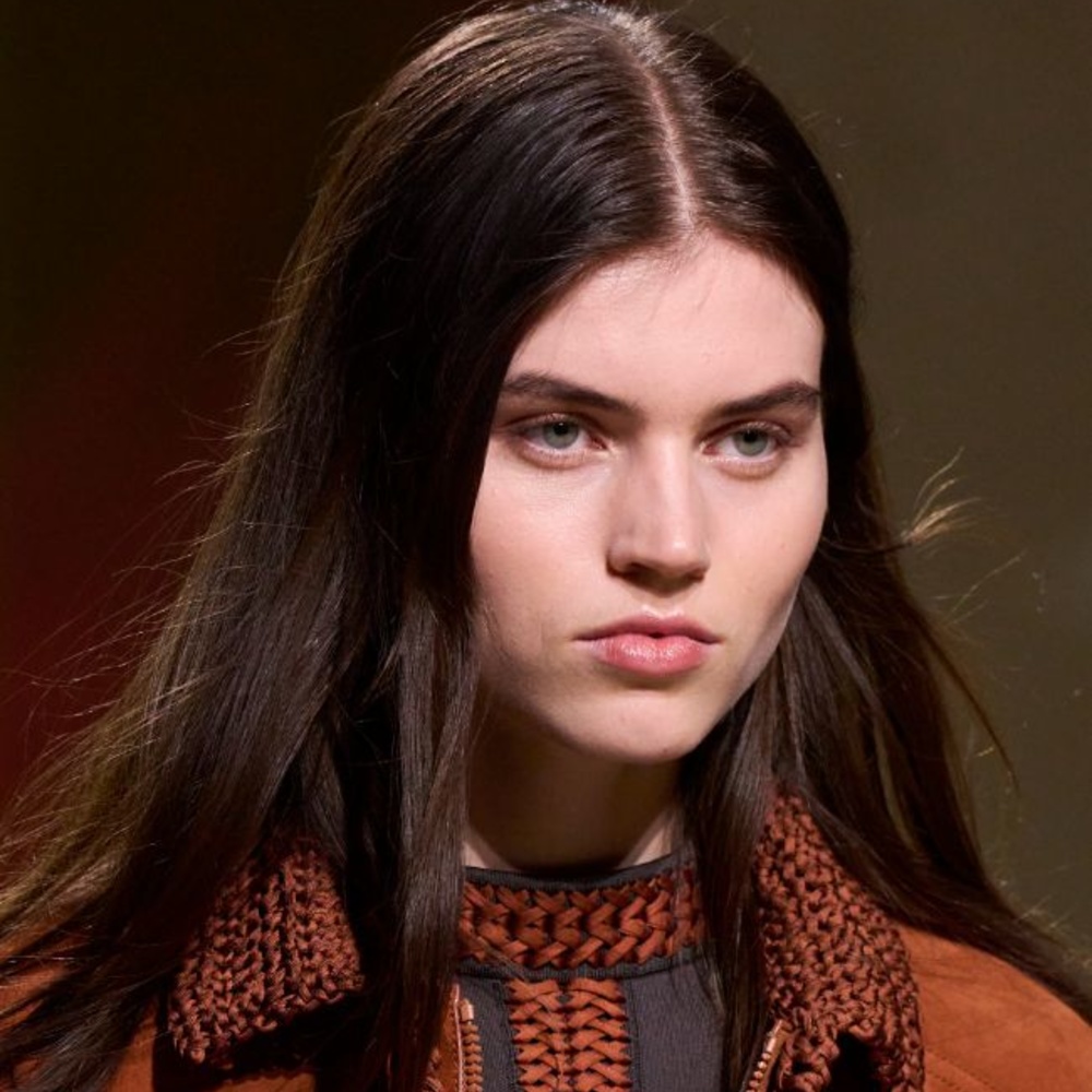 حقيبة التجميل لساعات العمل.. إليك مستحضرات أساسية ضرورية على مكتبك