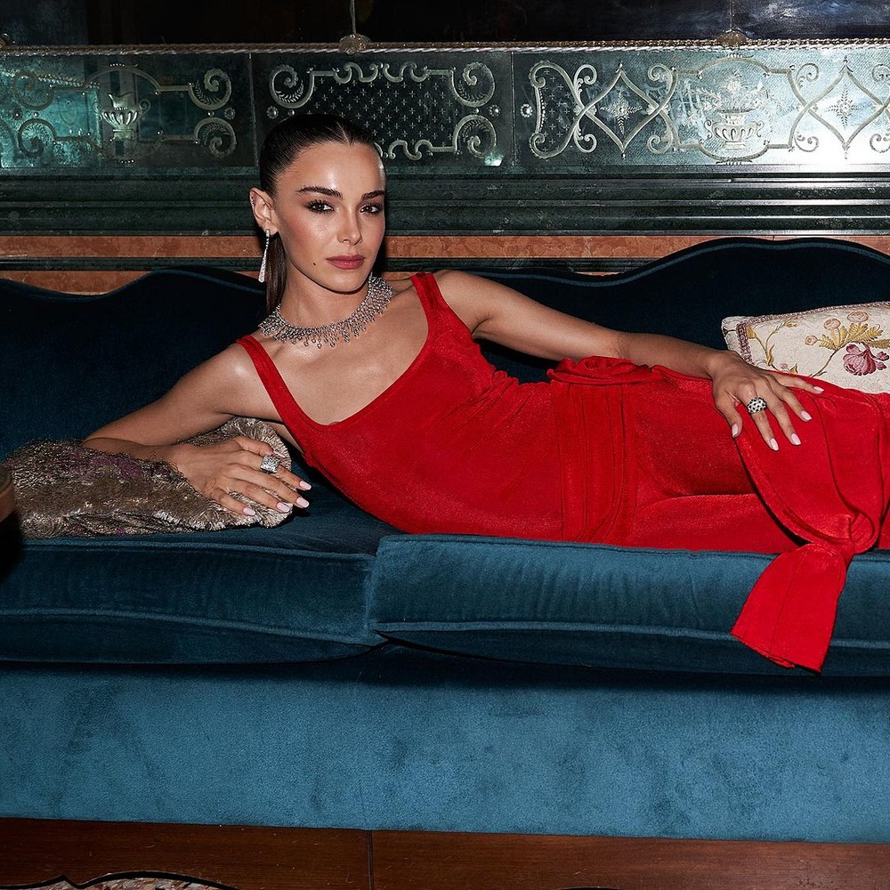 كيف زيّنت كارتييه Cartier إطلالات مجوهرات المشاهير في مهرجان فينسيا السينمائي؟