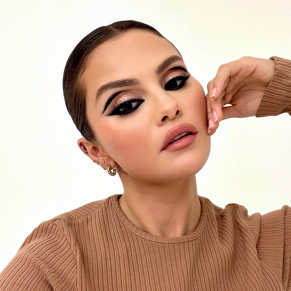 حيل احترافية لتكبير العين بالكحل الأسود من وحي إطلالات النجمات