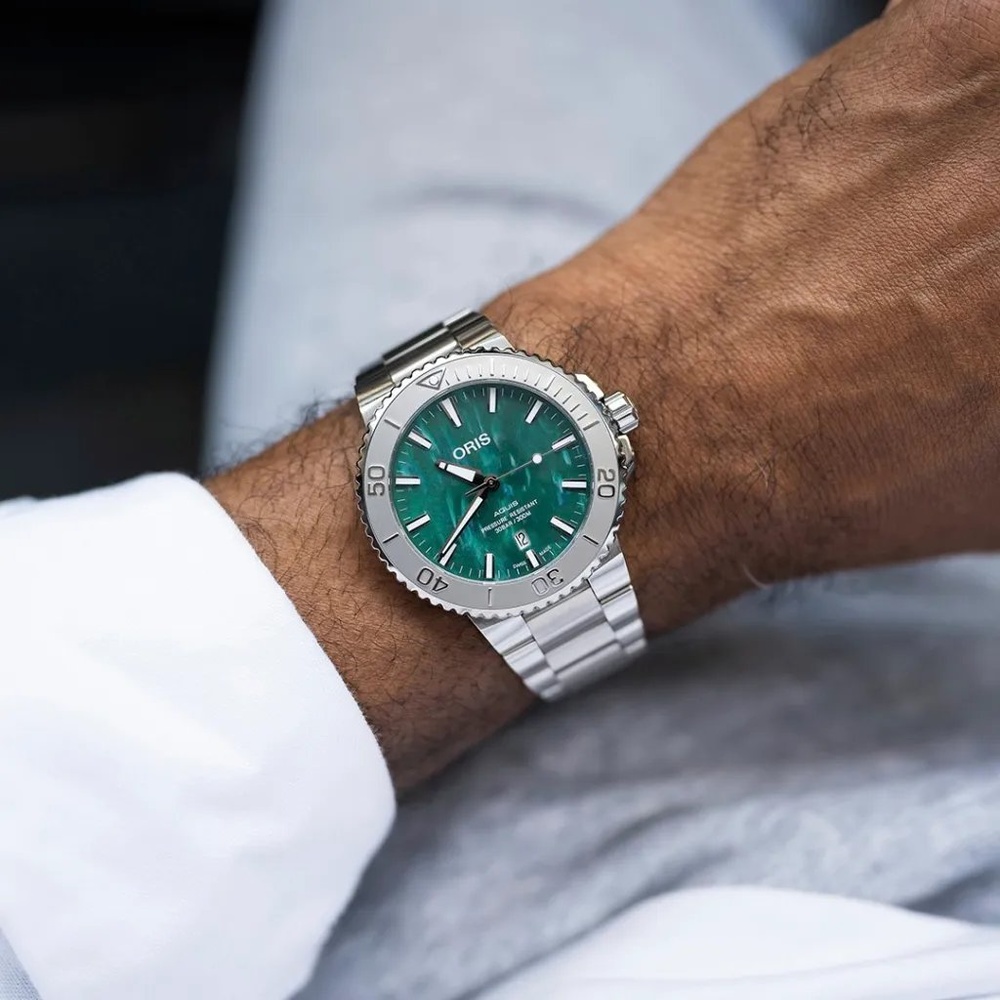 ساعة Oris X Bracenet Aquis Date بأقراص مُعاد تدويرها من شباك الصيد المستعملة