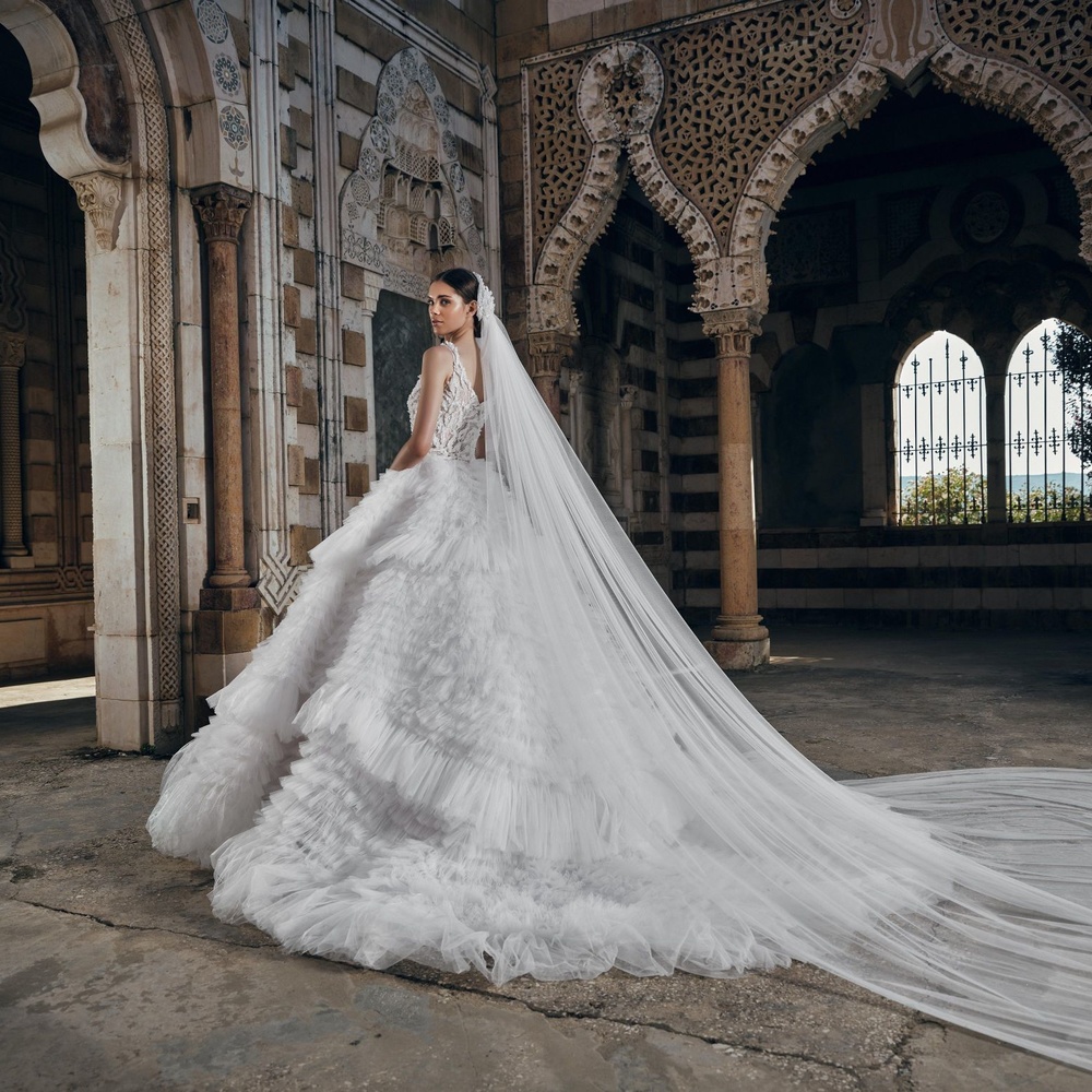 عبد محفوظ يعيد تشكيل صناعة فساتين الزفاف في نهضة جديدة وهذا ما رواه لنا عن مجموعة "زهور العروس"