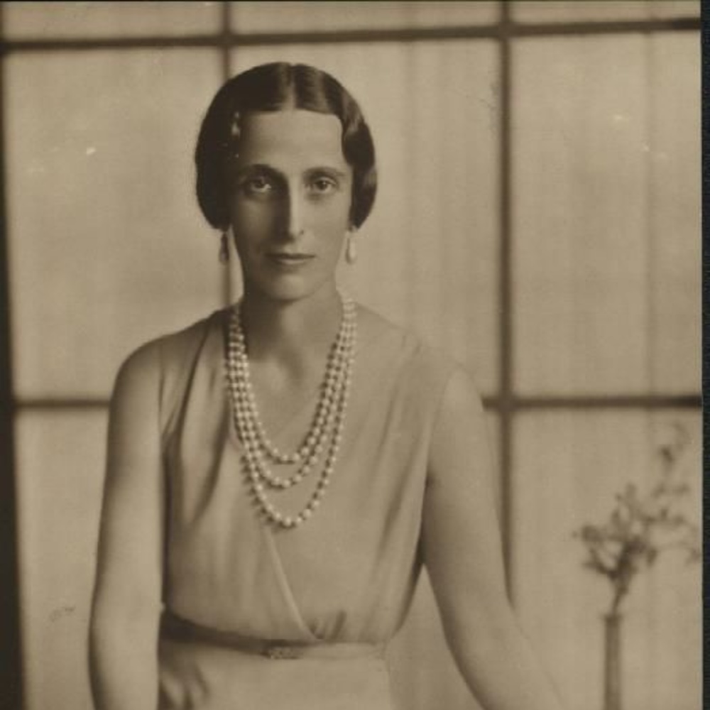 من هي الأميرة التي فقدت ألقابها الملكية وأصبحت ملكة في النهاية؟