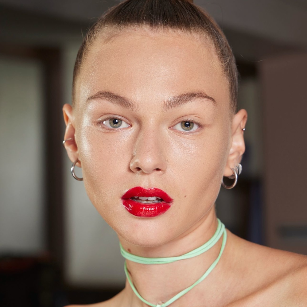 الوان احمر الشفاه القوي بأسلوب دار Sinead Gorey