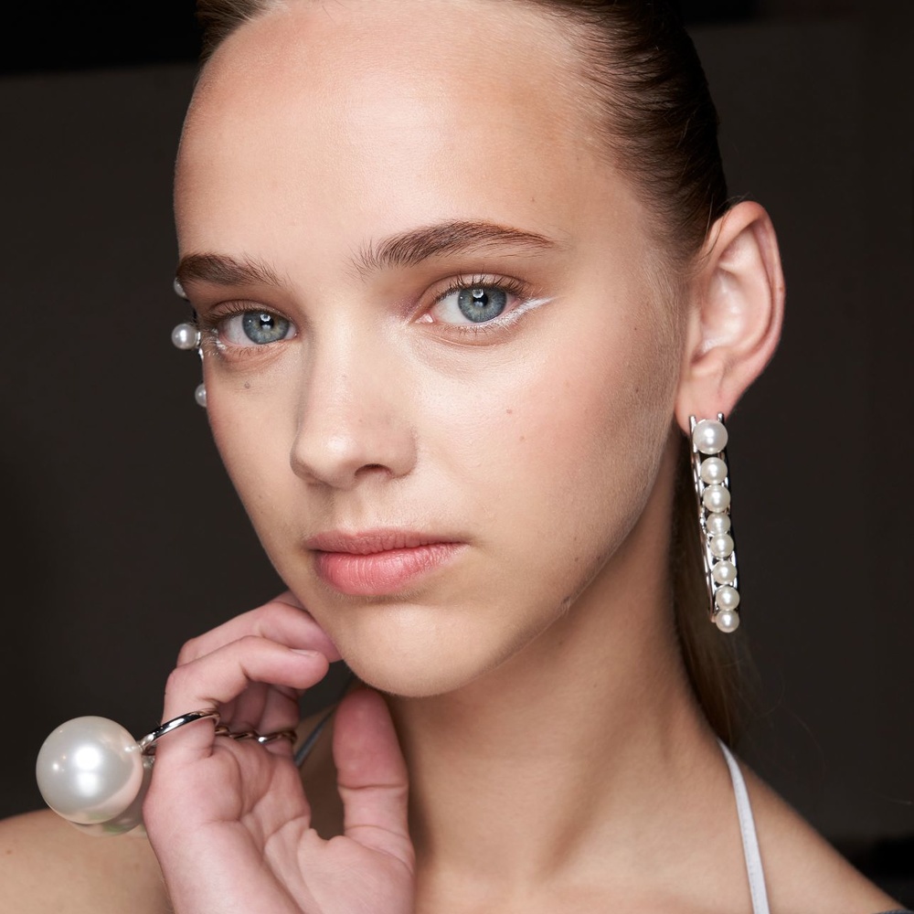 رسمات الآيلاينر البيضاء على الجفون السفلى من دار Sarawong