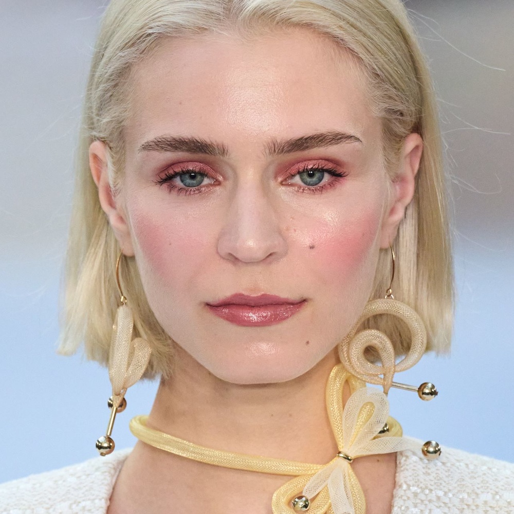 رسمات المكياج الزهري القوي والهندسي من دار Paul Costelloe