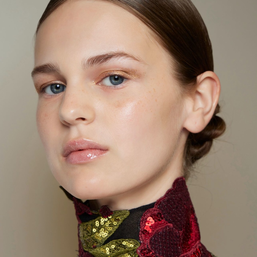 ماذا يحدث لبشرتك عندما تتوقفين عن تطبيق المكياج