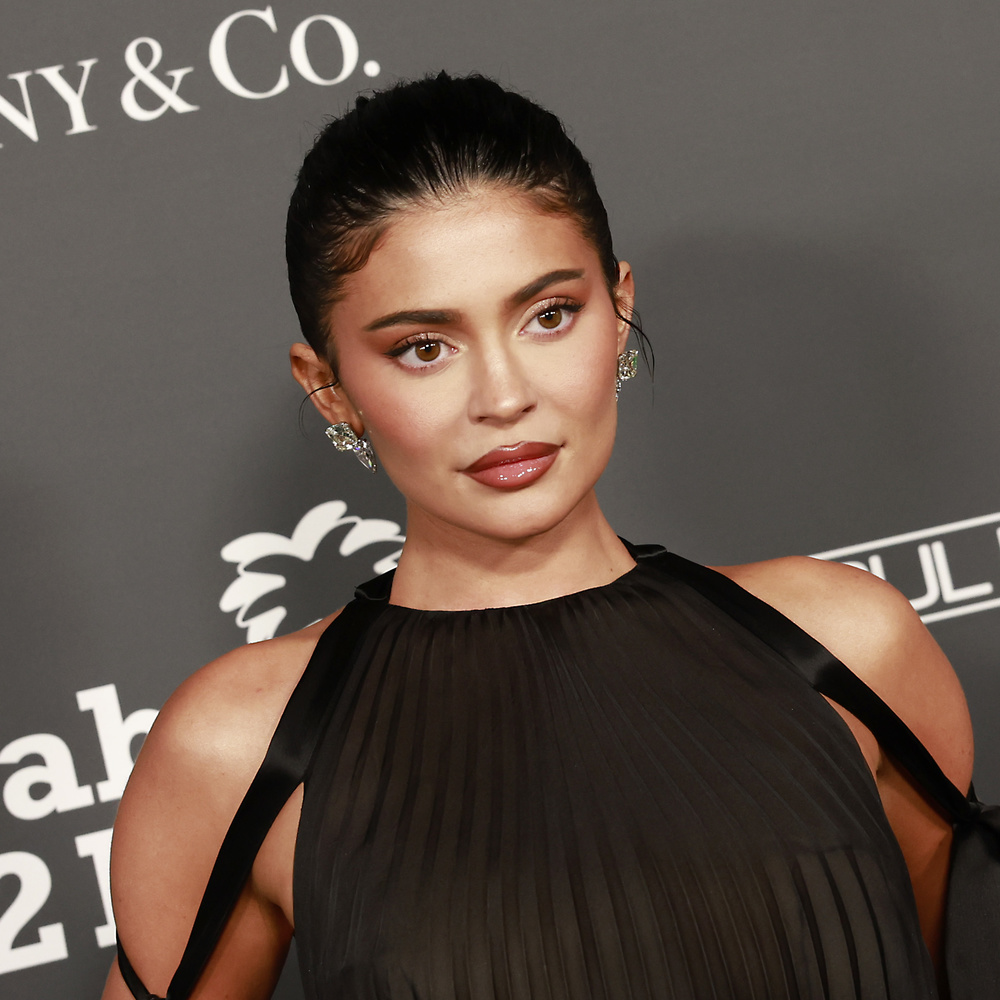 مكياج برونزي فاتح وسموكي بأسلوب Kylie Jenner