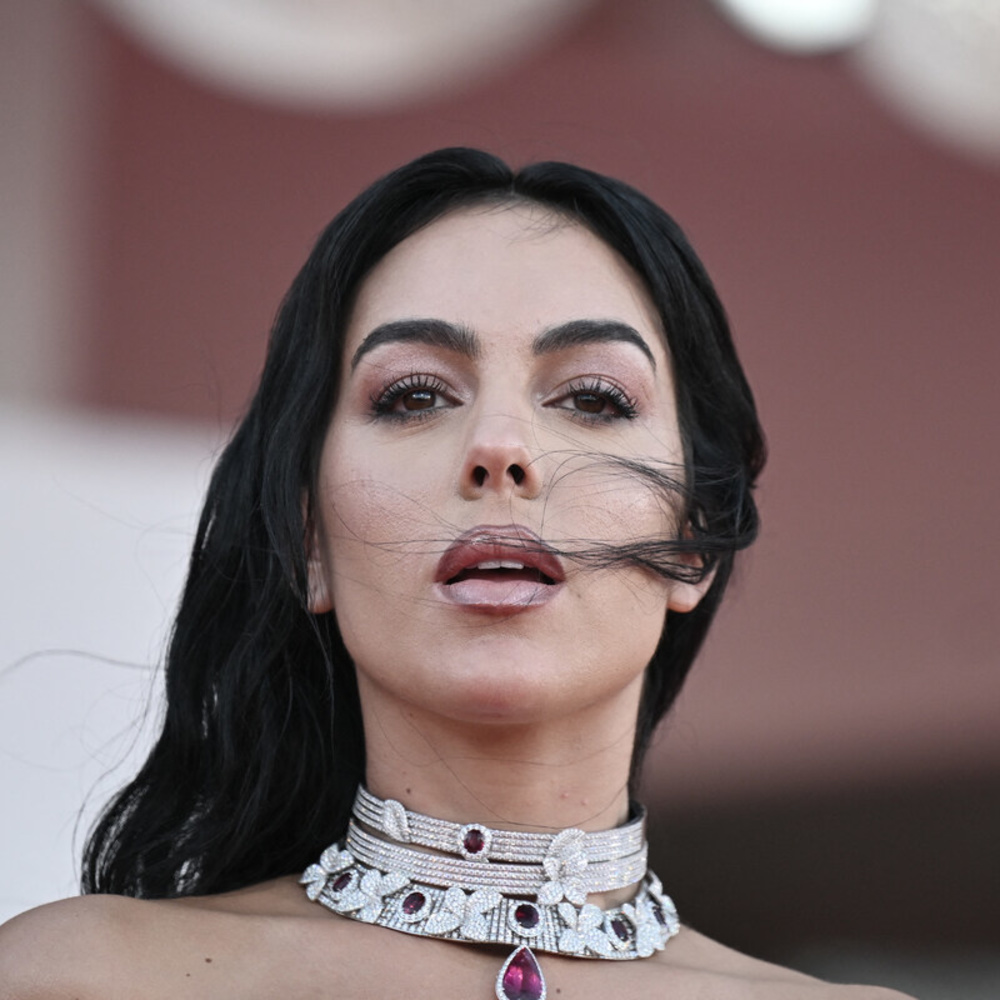 إطلالة جمالية لافتة لـ جورجينا رودريغز في مهرجان فينيسيا وتواكب هذه الصيحات