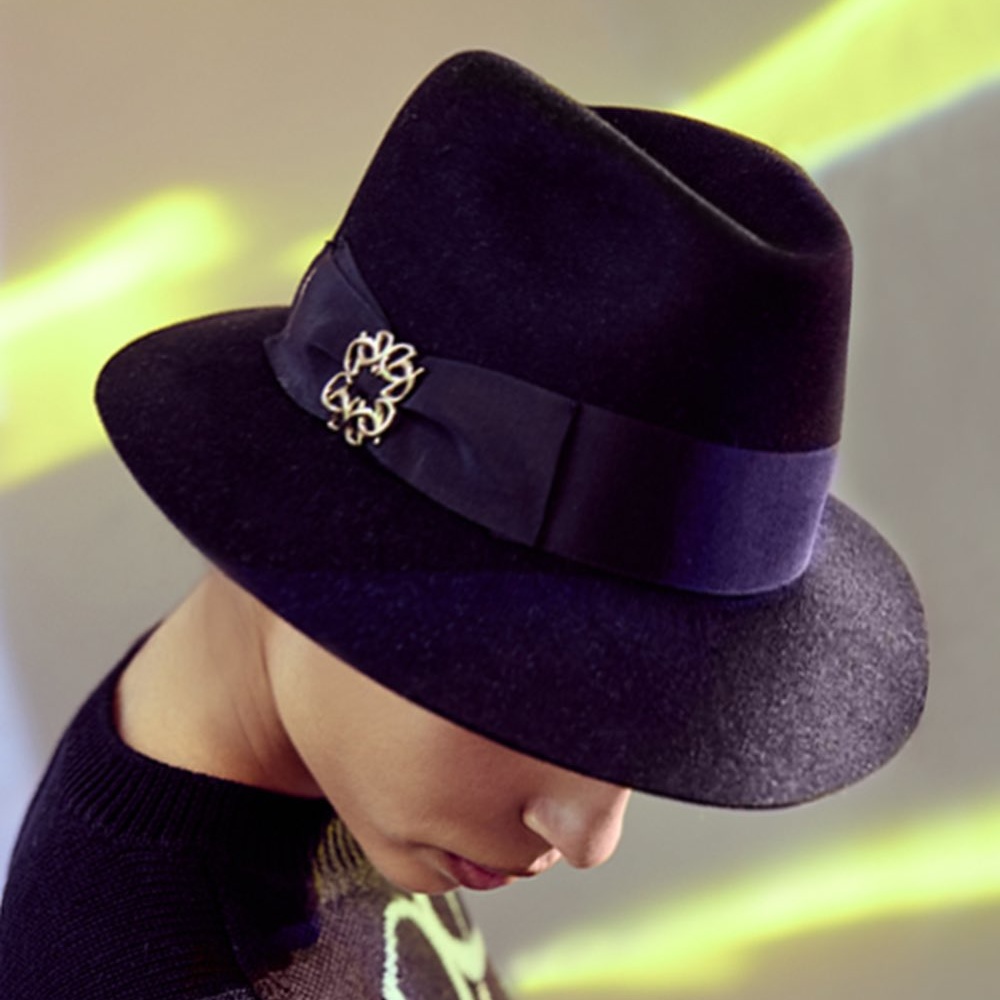 القبعة التي ستضيف لمسة ساحرة إلى تصاميمك الخريفية من توقيع Borsalino x Elie Saab