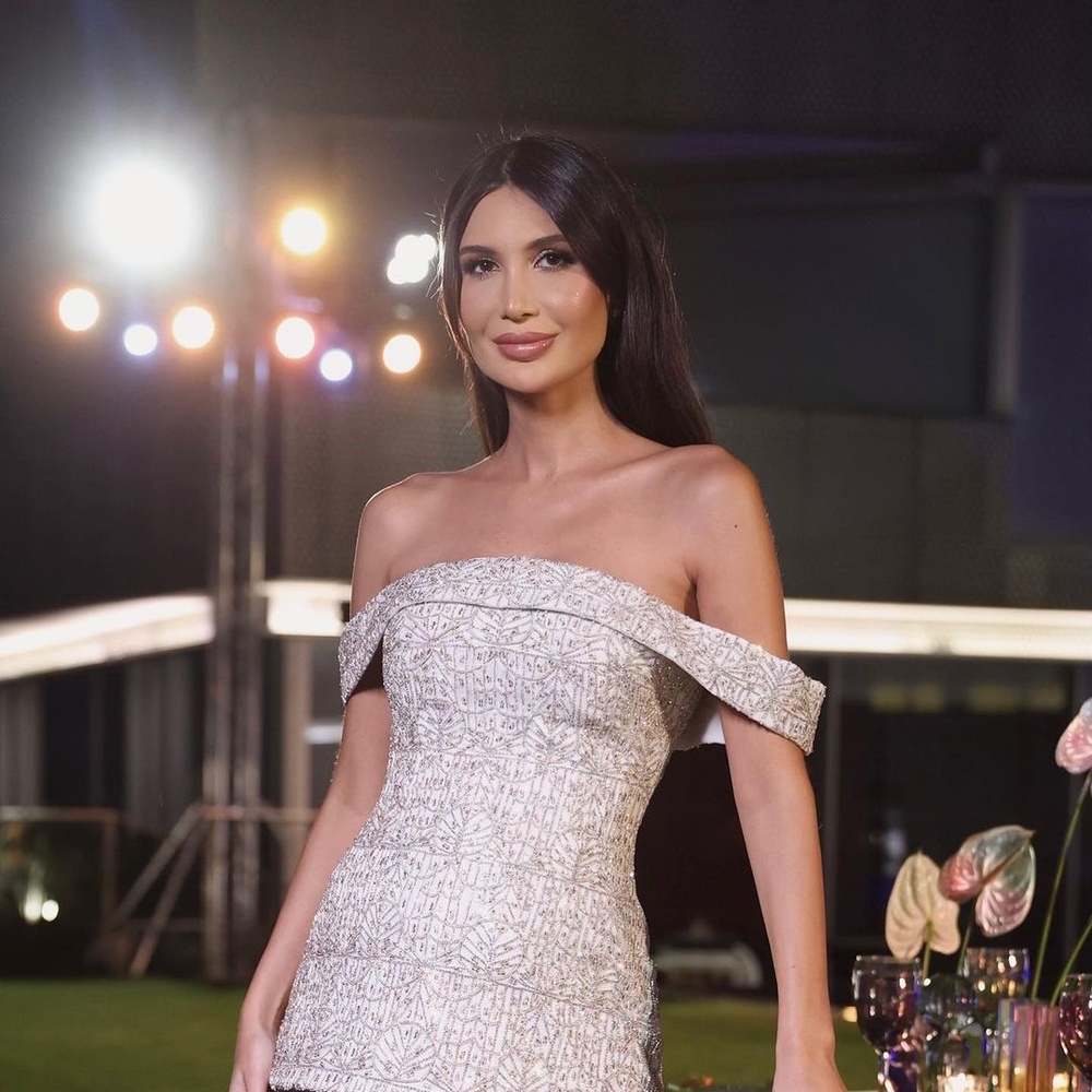 "تبدّل لونه تبعاً لجنس الجنين"...تفاصيل الفستان الذكي لـ أليس عبد العزيز في حفل إعلان حملها