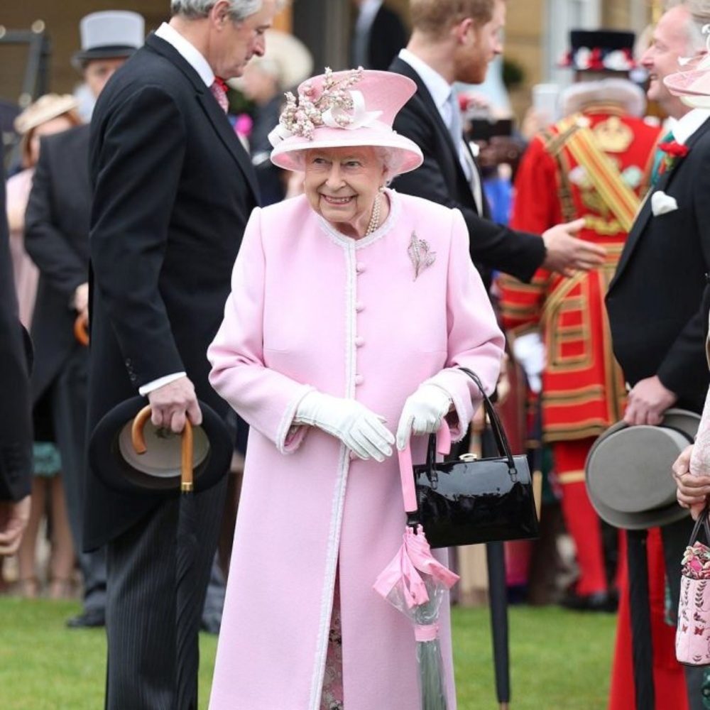  الإطلالات الملونة للملكة اليزابيت طبعت هوية أزيائها ومنحتها الأناقة المبهجة