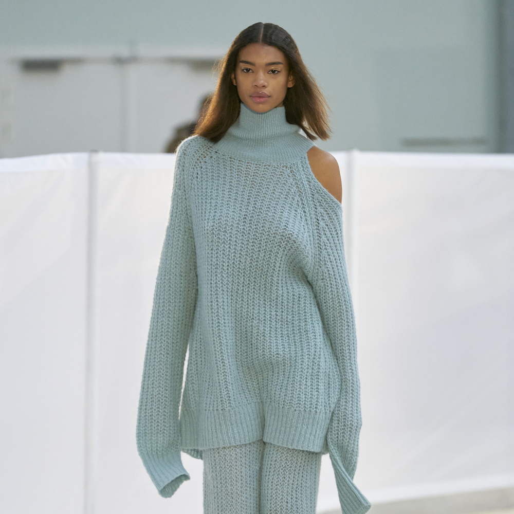 الصوف يتصدّر موضة الكنزات الفضفاضة