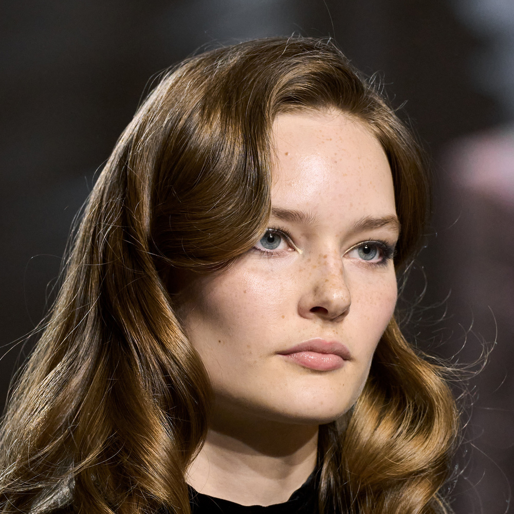 "قصّة الثعلب" موضة شعر تعود الى الواجهة في خريف 2023.. إليك أفكار تطبيقها بتجدد