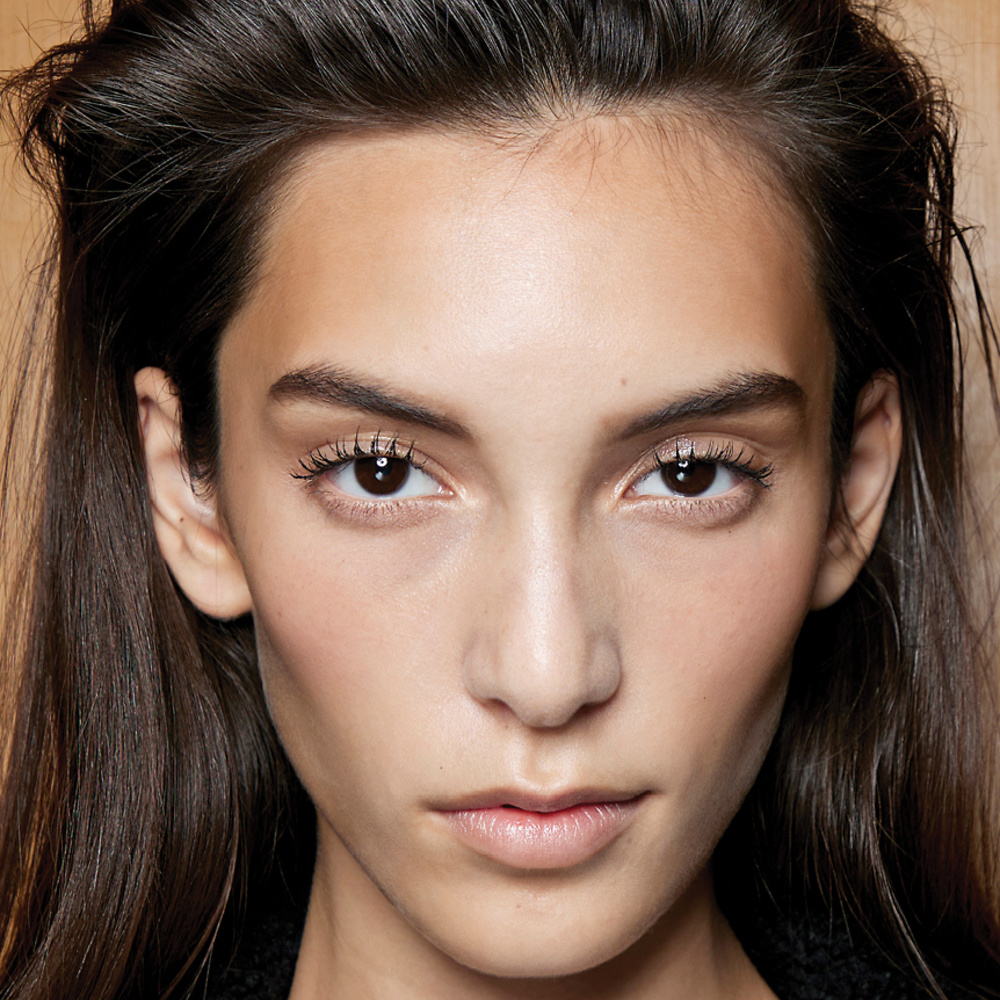 من ميلانو إلى نيويورك ...إليك الصيحات الجمالية الملهمة لخريف وشتاء 2023-2024