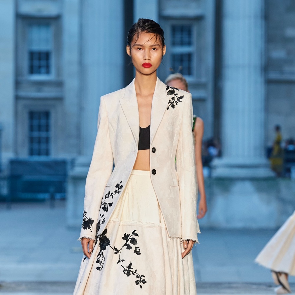 أبرز صيحات رصدناها لكِ من أسبوع الموضة في لندن لربيع وصيف 2024