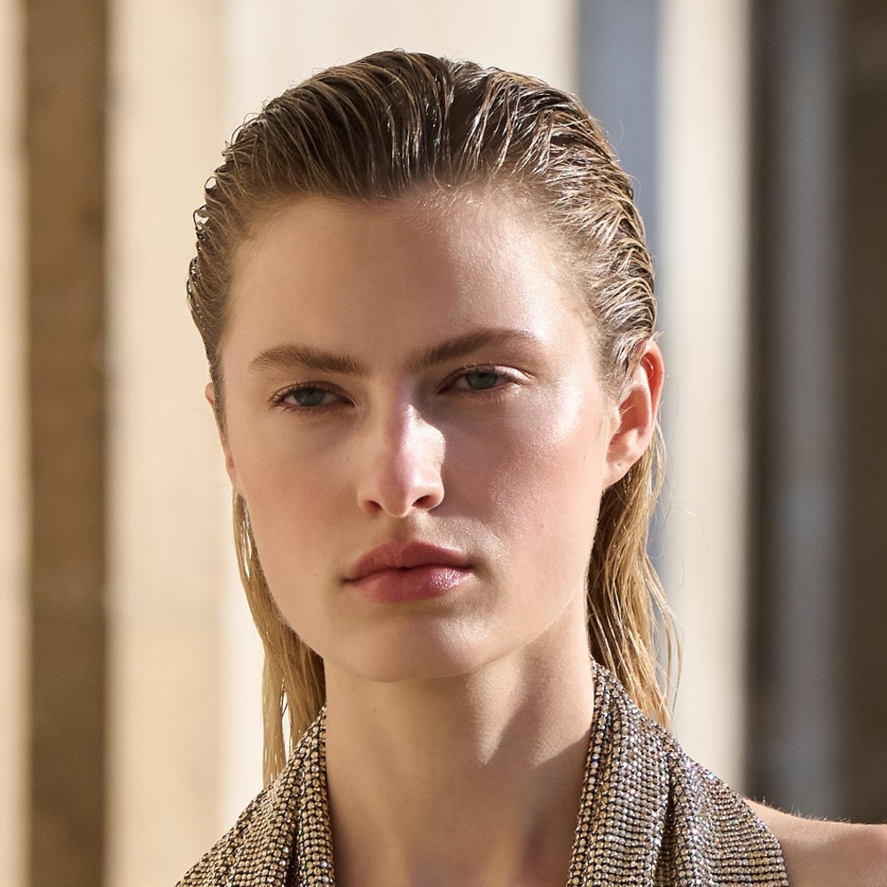 7 طرق لاختيار تسريحات الشعر المبلل في الخريف