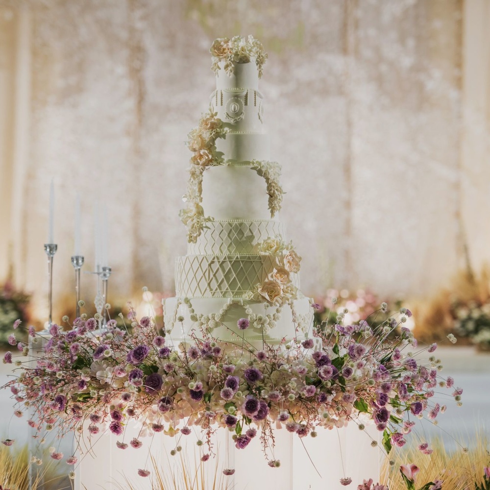 تصاميم كعك الزفاف وأفكار للحلويات الفاخرة في موسم 2023-2024