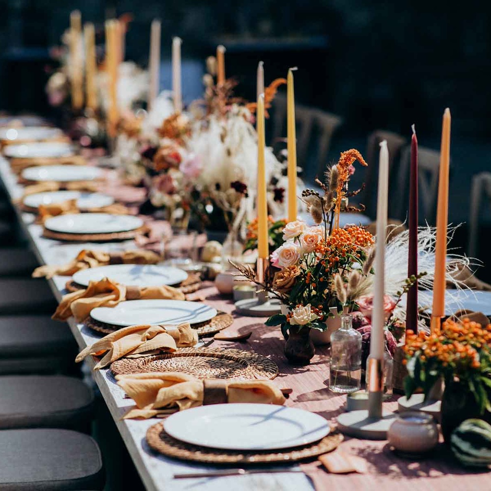 استخدمي أوراق الشجر الخريفية الملونة في ديكور حفل زفافك الخريفي