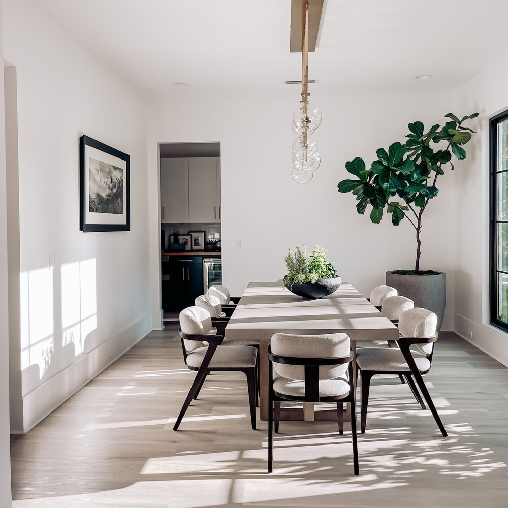 الإنارة الطبيعية تبرز أناقة وفخامة الديكور minimalist لغرفة الطعام