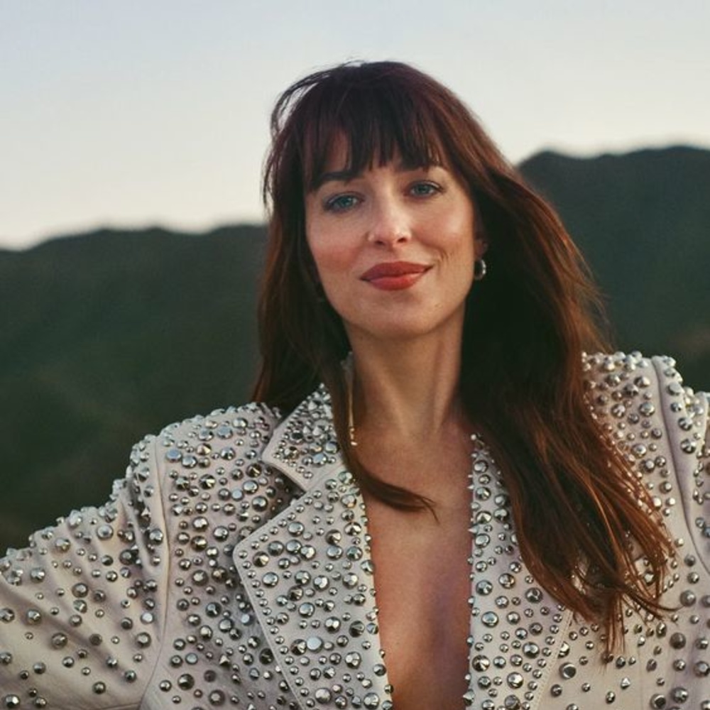 كيف جمعت تصاميم مجوهرات Dakota Johnson نجمة Fifty Shades of Grey بين النعومة والجرأة؟