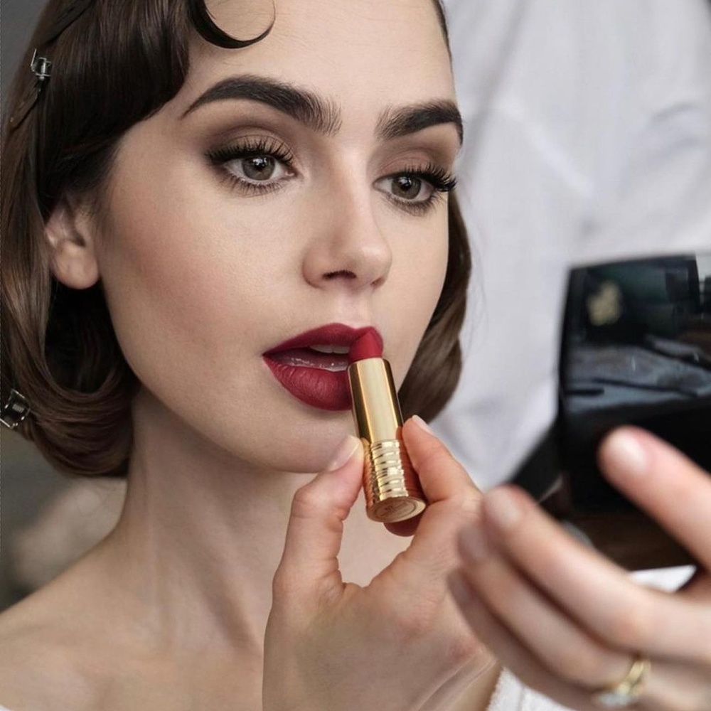 ألوان أحمر شفاه حمراء ومخملية بتدرجات مات بأسلوب ليلي كولينز