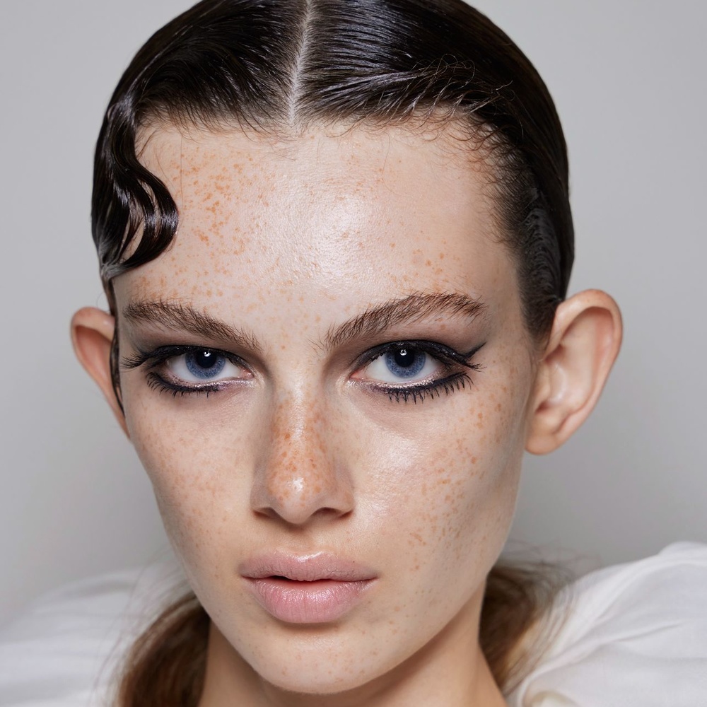 استمتعي بتطبيق النمش على وجهك لإطلالة متجددة ..إليك الخطوات