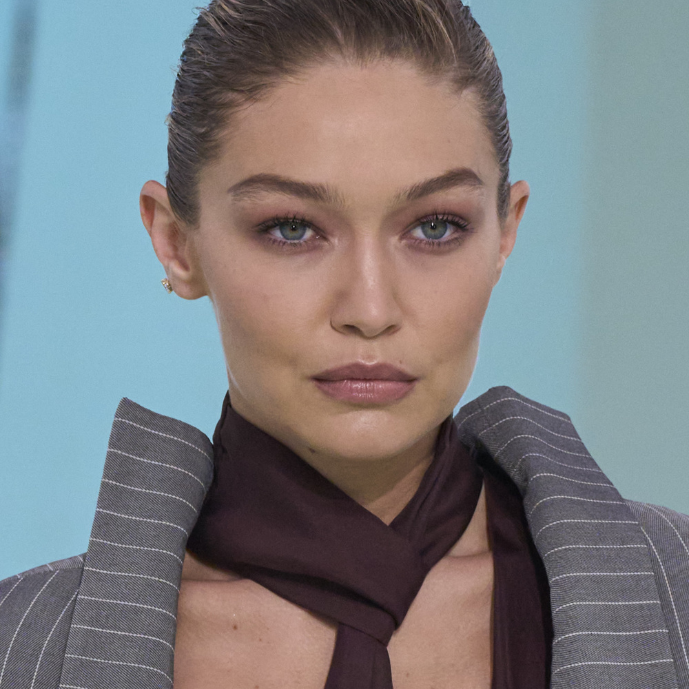 رسمات الحواجب الرفيعة مع الشعيرات الزائدة من دار Boss