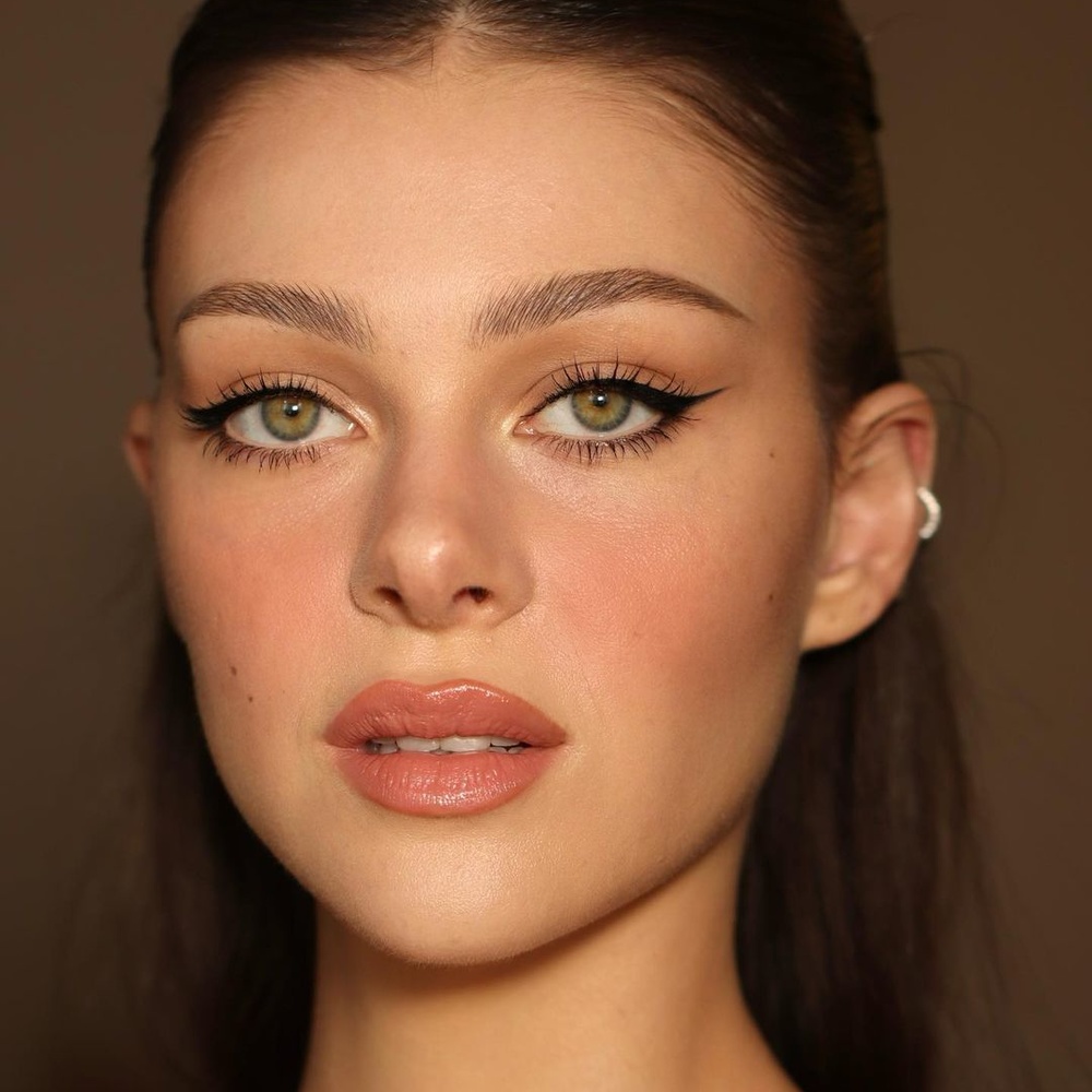 Nicola Peltzبإطلالة المكياج الناعم من وحي إبتكار خبيرة   Nikki التجميل