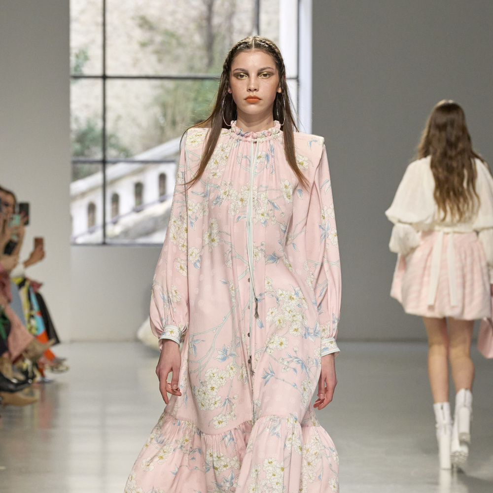 صيحة الفساتين الزهرية الفاتحة دعماً لحملات التوعية من سرطان الثدي