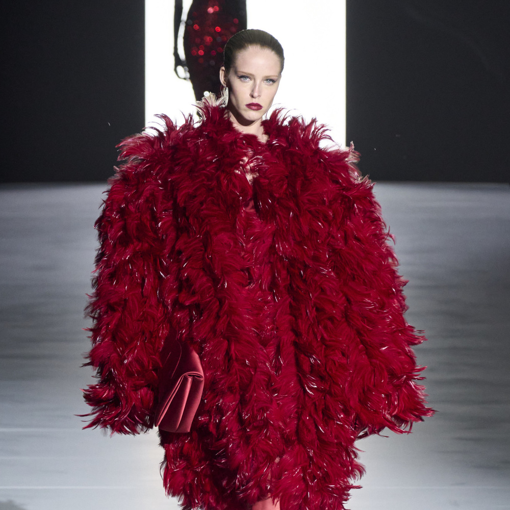  أشكال وألوان غريبة وجريئة من المعاطف الشتوية هذا الموسم.. فهل تجرأين على اعتمادها