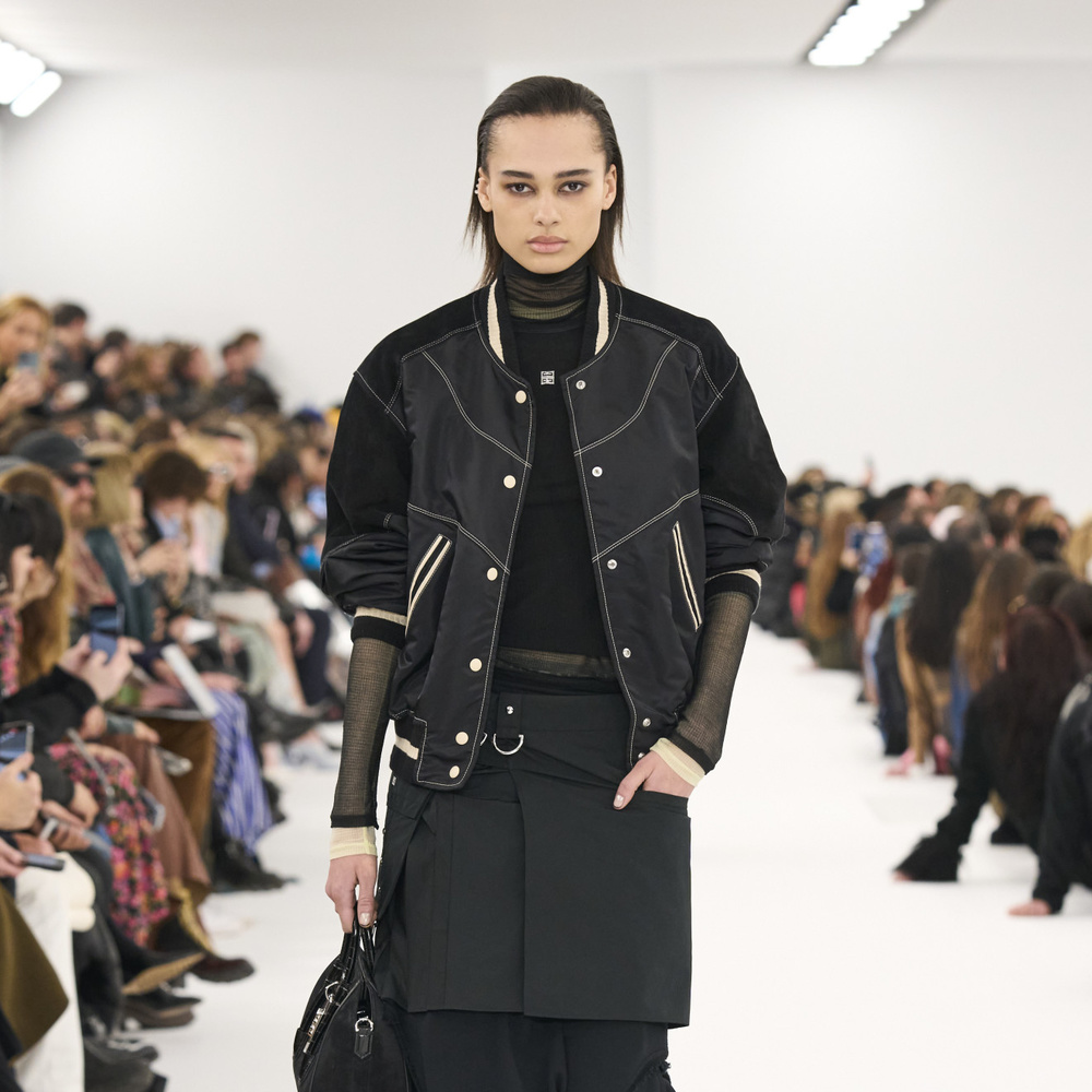 رحلة جاكيت البومبر من قطعة عسكرية إلى تصميم أساسي في خزانة المرأة العصرية دليل على جاذبيته الدائمة