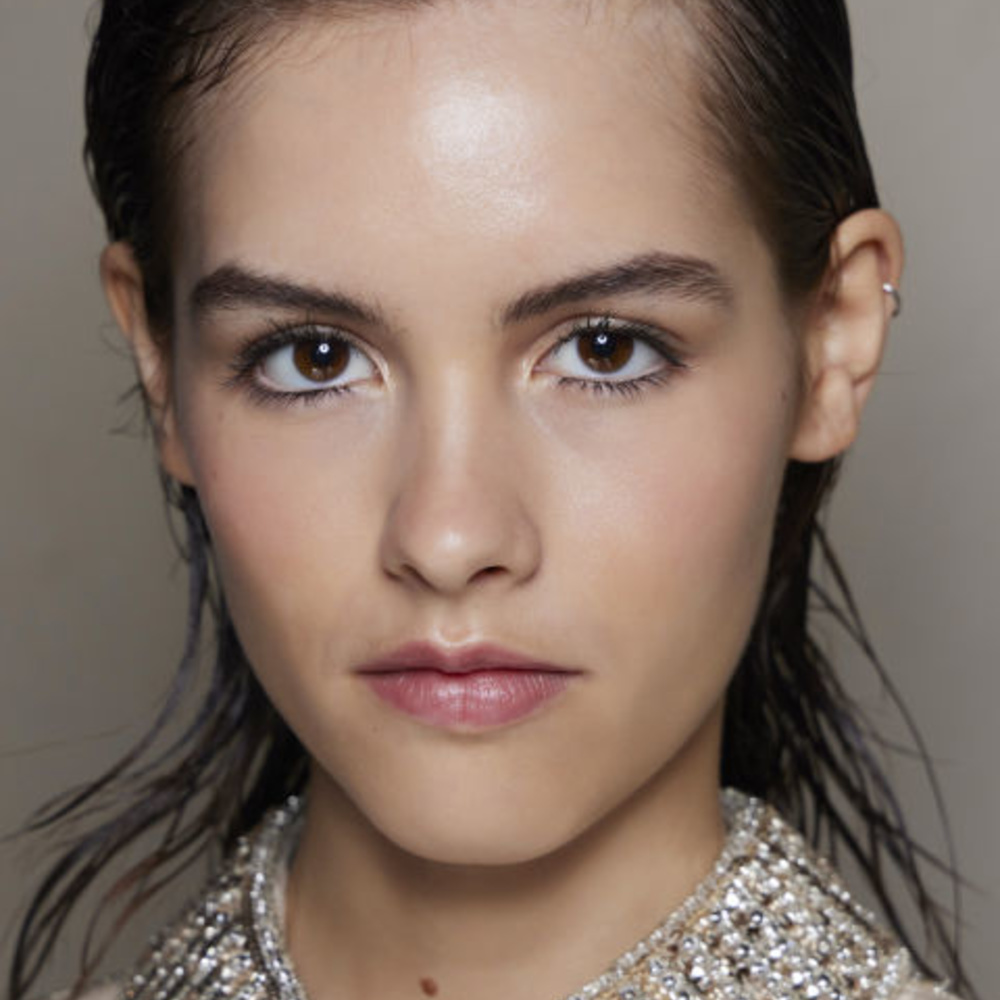 كيف تتعاملين مع المسامات الواسعة للبشرة وأهم العلاجات الفعالة