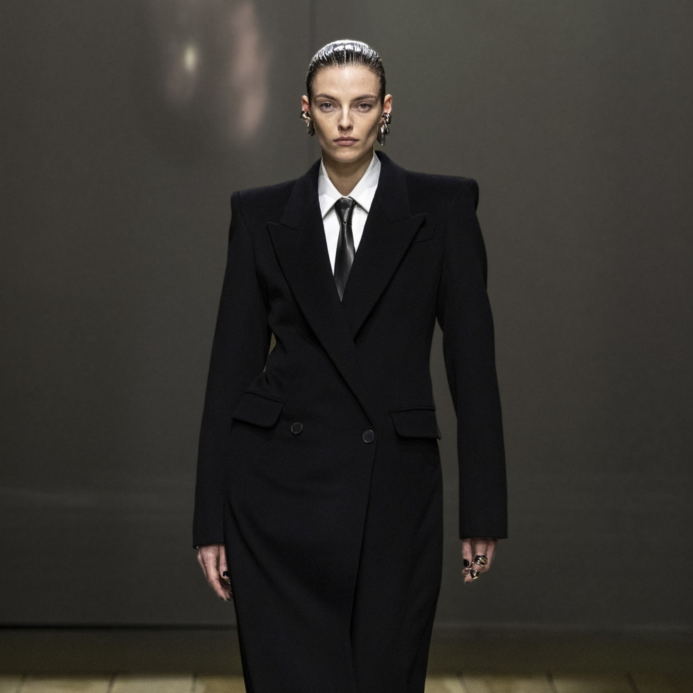 موديلات معاطف باللون الأسود من ماركات عالمية