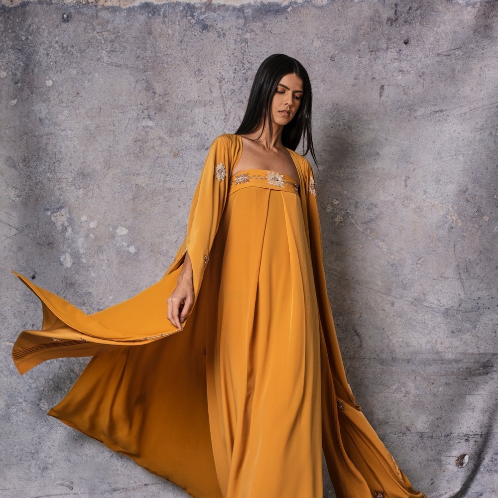 نور البحراني تعايد عبر "هي" المرأة العمانية في عيدها: تصاميمنا متجذرة في التقاليد مع إعادة ابتكارها بلمسة عصرية