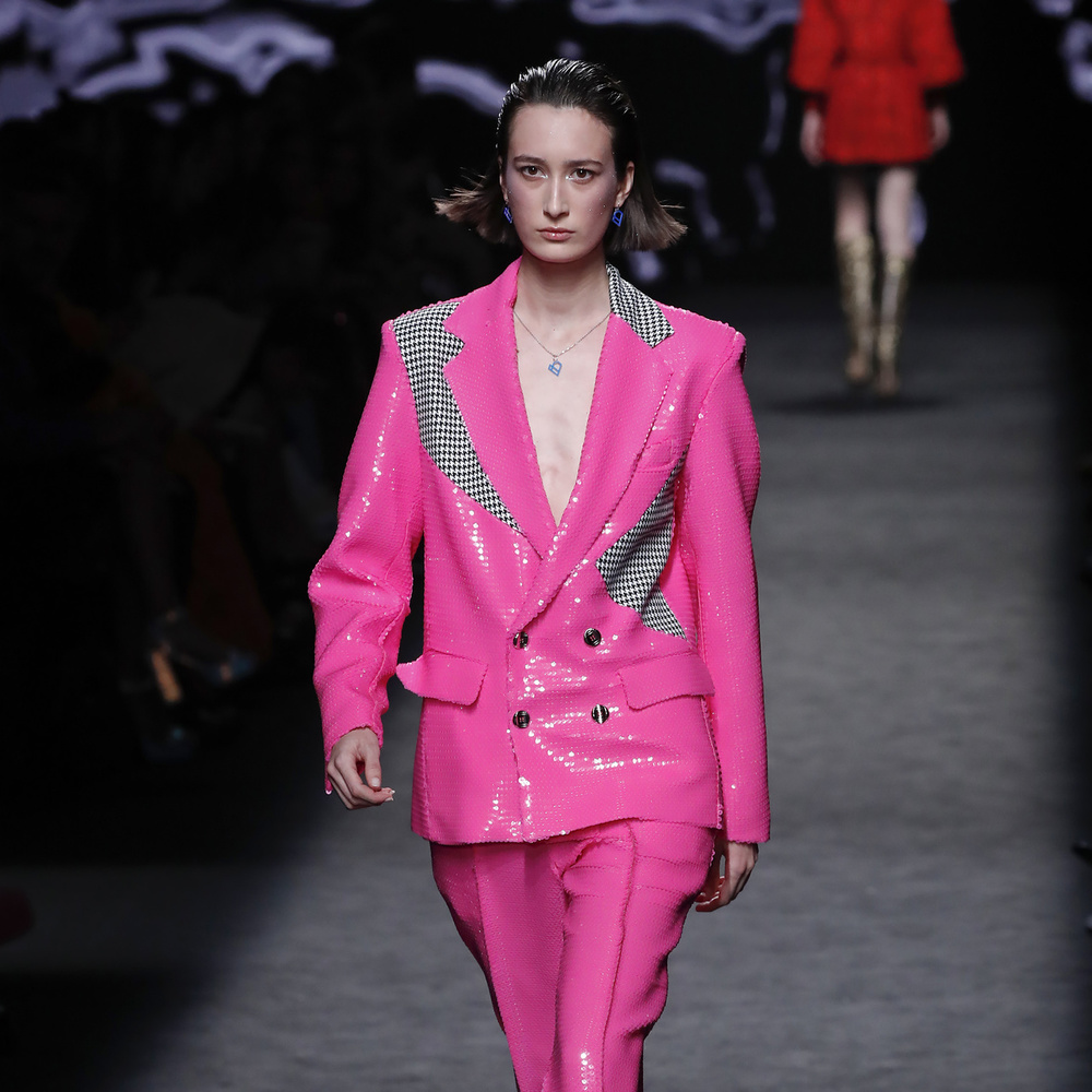 بدلات زهرية دعماً لحملات التوعية من سرطان الثدي