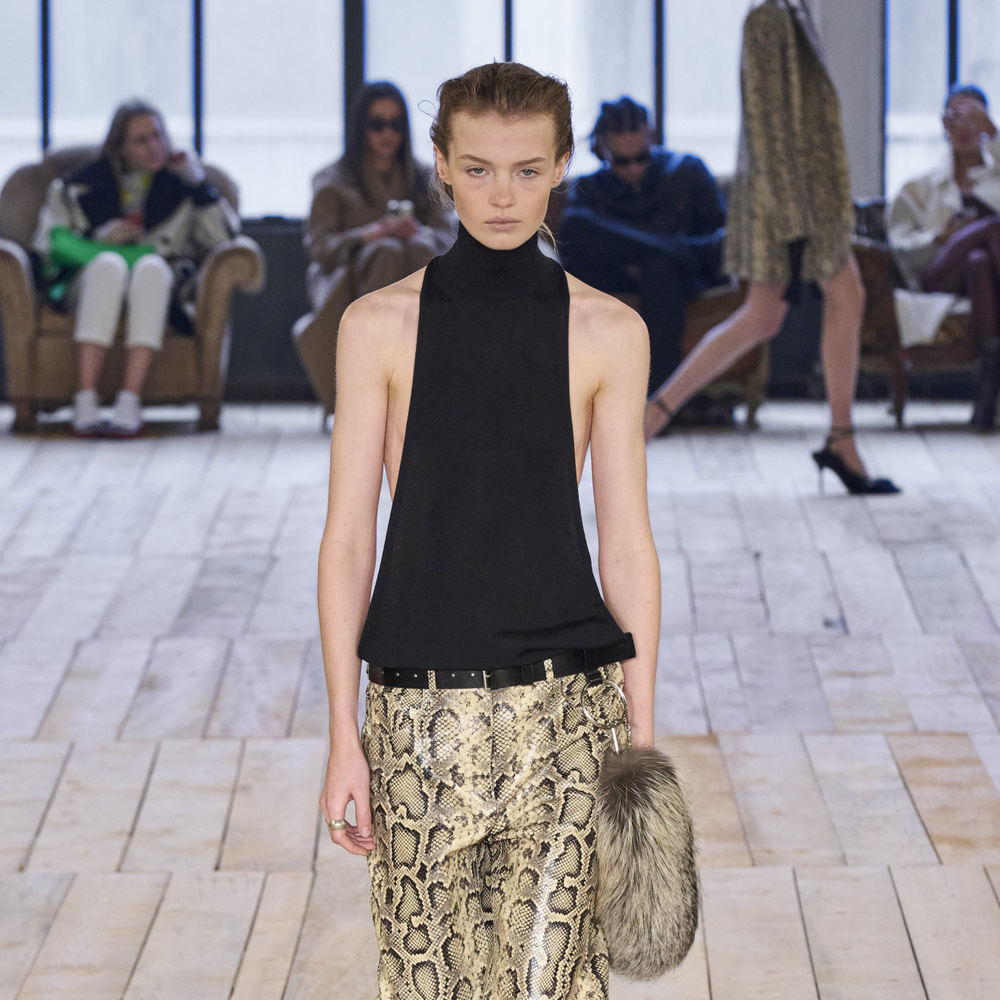 موضة السراويل المطبعة بنقشات جلد الأفعى