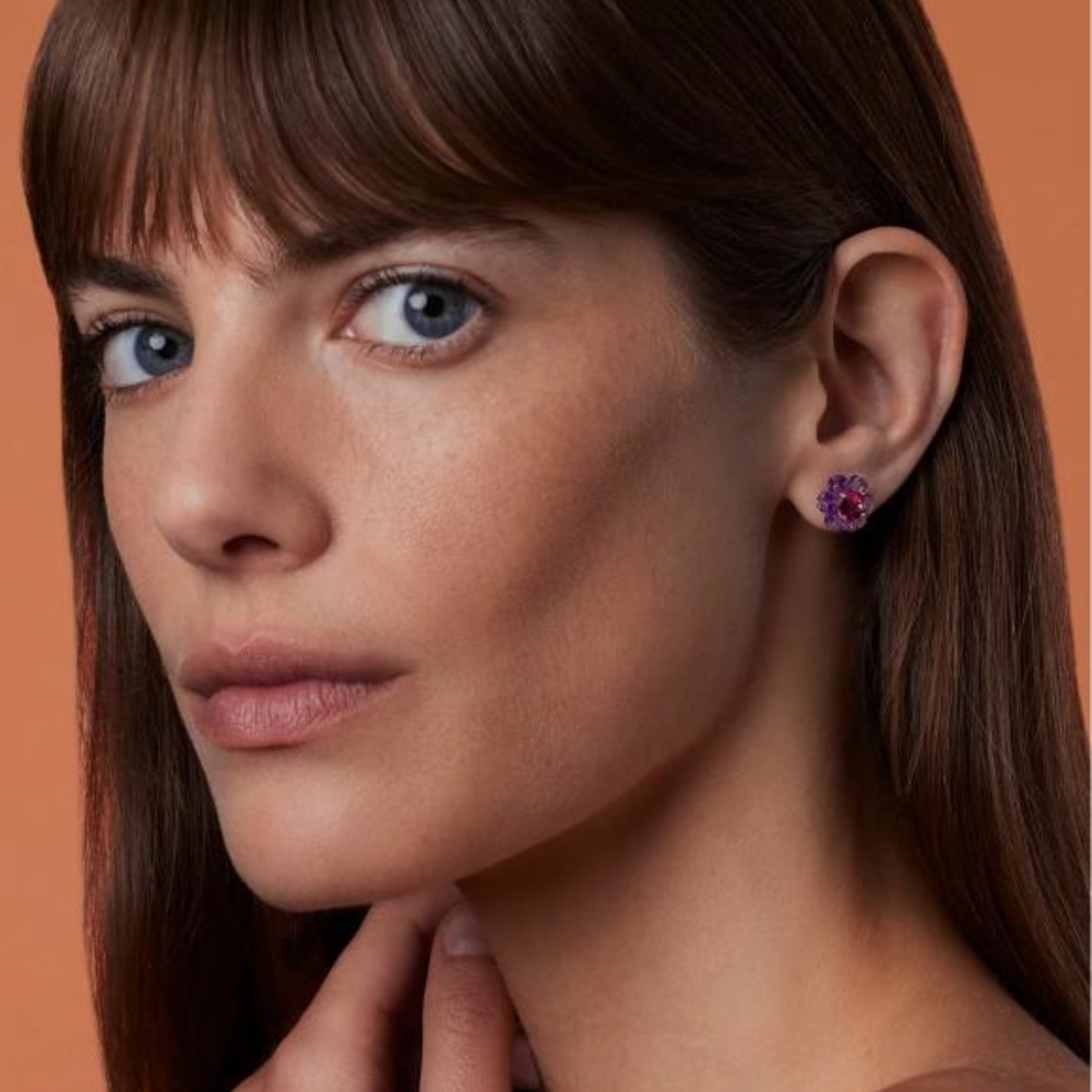 أقراط أذن ناعمة مرصعة بالجمشت من آيرين نيويرث Irene Neuwirth 