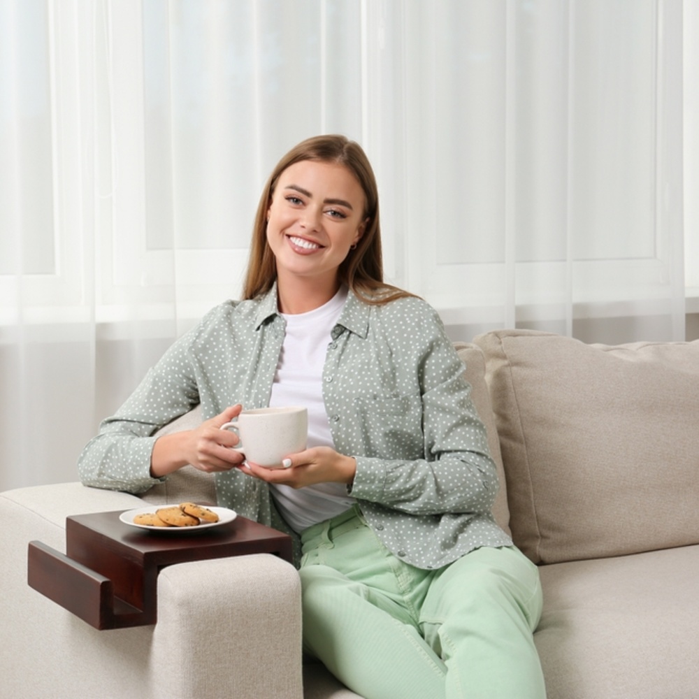 استبدلي طاولة القهوة بمسند ذراع خشبي أنيق